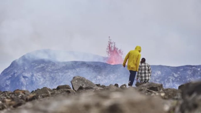 当游客观察到时，一座喷发的火山释放岩浆的稳定镜头