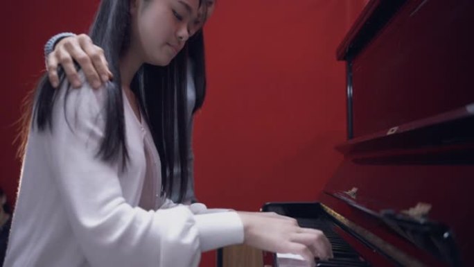 亚洲女音乐导师，与她的学龄前女学生一起工作。