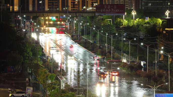 大雨倾盆，马路被淹车辆被困。