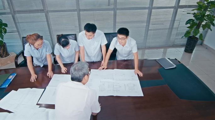 技术交流会议专家指导研发团队研讨工程师