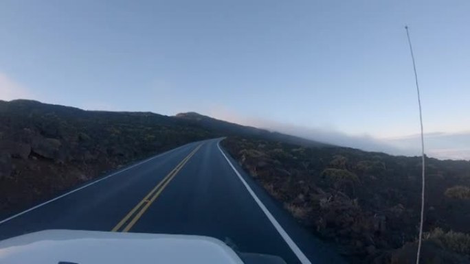 时间流逝: 车辆在茂宜岛夏威夷火山顶上的风景秀丽的山路上行驶。风景秀道上车辆驾驶的驾驶员视角