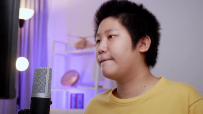 亚洲男孩在家里玩网络游戏时直播，新一代的时尚生活方式。