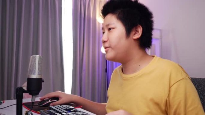 亚洲男孩在家里玩网络游戏时直播，新一代的时尚生活方式。