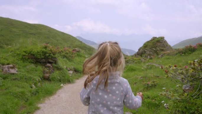 3岁女孩在山里徒步旅行很开心