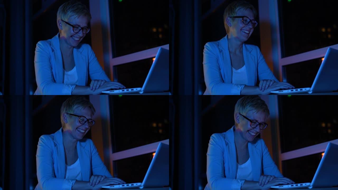 深夜在笔记本电脑上笑的女士，歇斯底里，专业倦怠