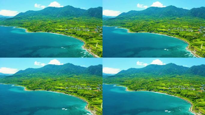 鸟瞰图美丽的海岸线和山脉。，台湾。