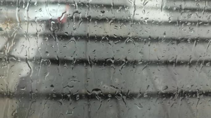 窗玻璃上的雨滴。