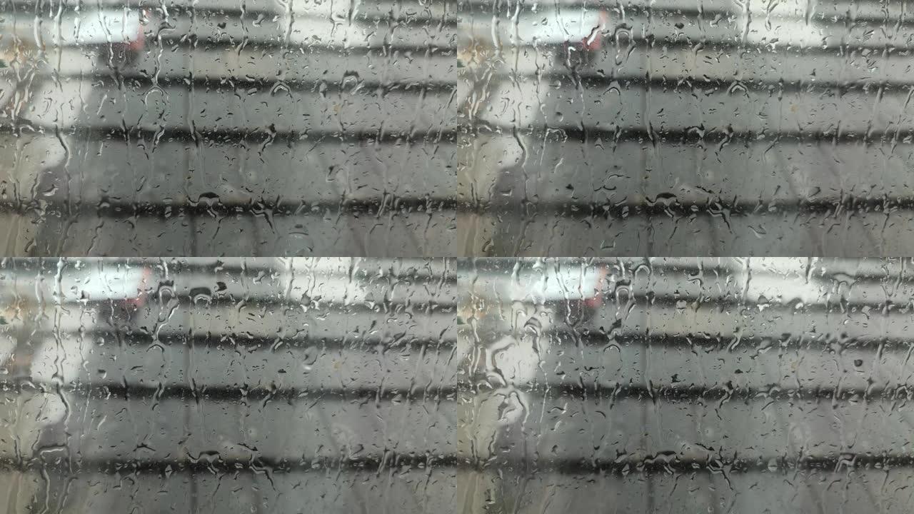 窗玻璃上的雨滴。