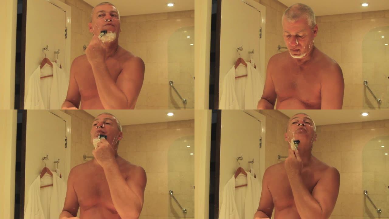 一个男人站在镜子前用剃刀刮胡子