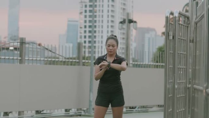 周末活动在城市中跑步放松-股票视频
