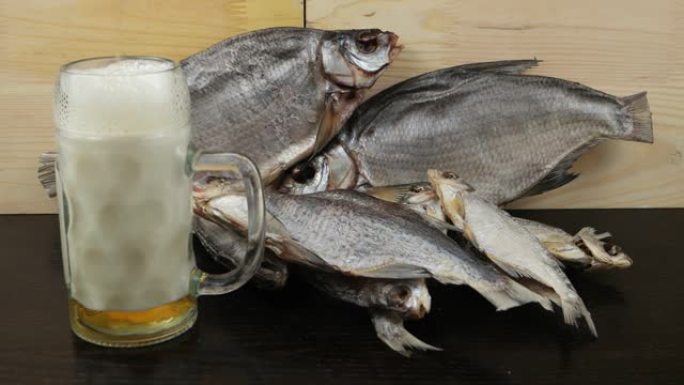 在stockfish的背景下，一个玻璃杯子里装满了啤酒