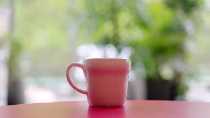 雨天喝粉红色的咖啡