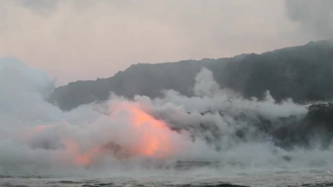 熔岩海洋流动的熔岩到达夏威夷大岛的海洋。从美国夏威夷火山国家公园附近的基拉韦厄火山流出的水中看到的熔