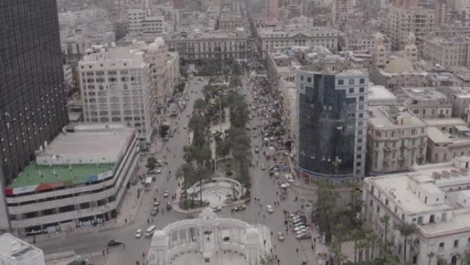 空中无人机在埃及亚历山大市市区的街道上射击