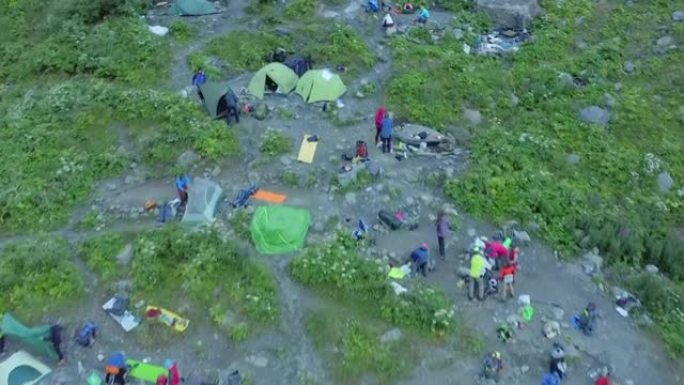 经过一天的辛苦跋涉，人们准备在晚上睡觉。登山队员用帐篷扎营