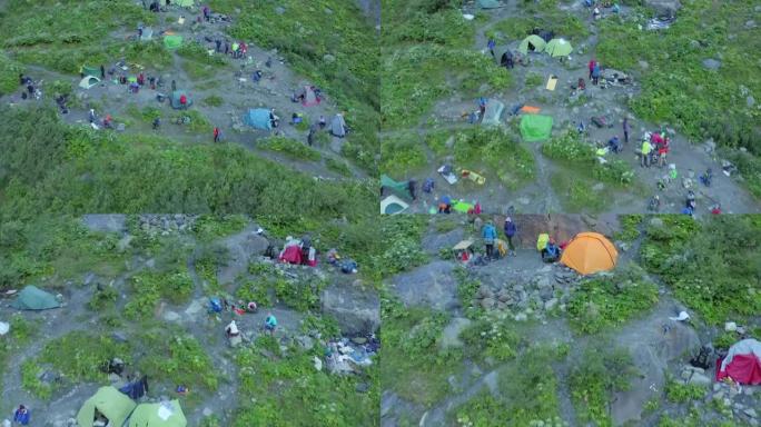 经过一天的辛苦跋涉，人们准备在晚上睡觉。登山队员用帐篷扎营