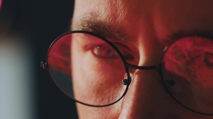 聚焦设计师在电脑眼镜中的特写镜头，用于减少眼睛疲劳视力模糊在屏幕上在线工作