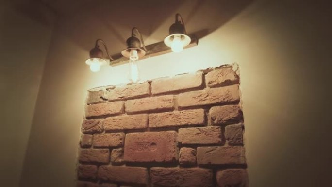 墙壁上有旧砖，由灯，相机运动，特写照亮。室内设计