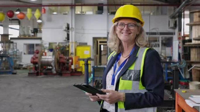 一个成熟女人在仓库工作时使用数字平板电脑的4k视频片段