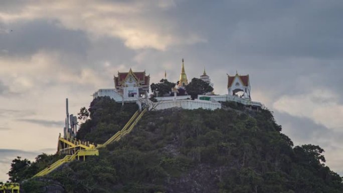 日落灯光和移动云的山顶寺庙的风景，延时视频