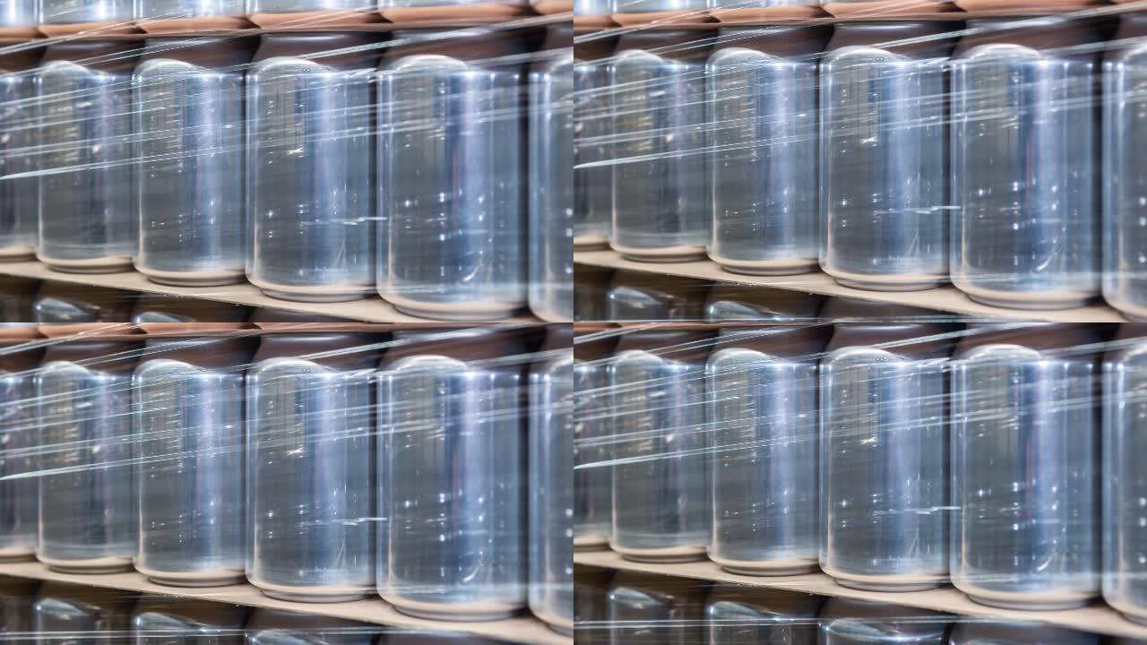 仓库托盘架上的铝罐。啤酒厂拍摄的啤酒和冷饮用新型500毫升铝容器