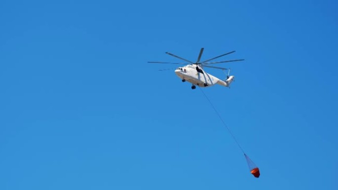 救援消防直升机紧急飞行去注水