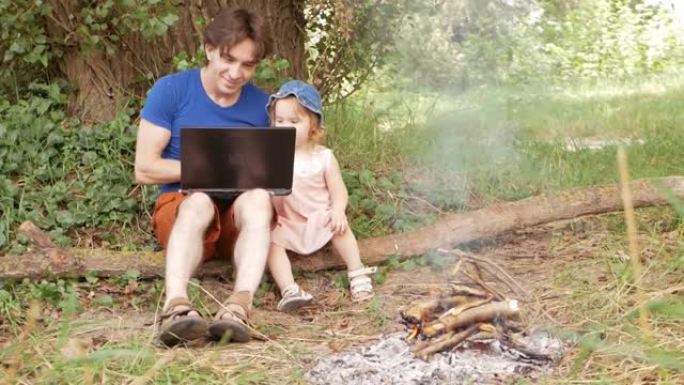 人通过视频链接交流。户外娱乐，在森林里野餐。互联网，社交网络，笔记本电脑，信息。旅行中的技术。在任何