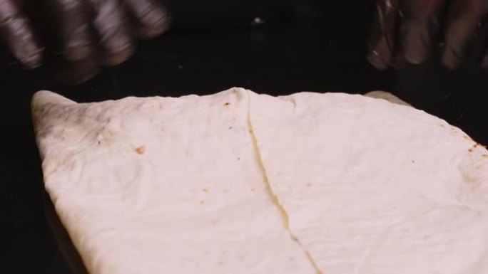 专业厨师正在快餐店制作shawarma，特写镜头。