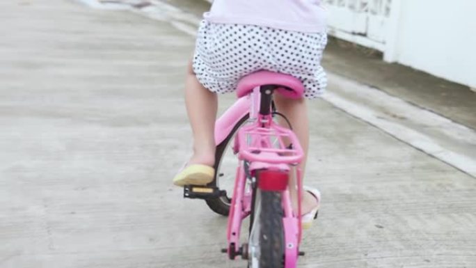 夏天在柏油路上骑自行车的孩子。