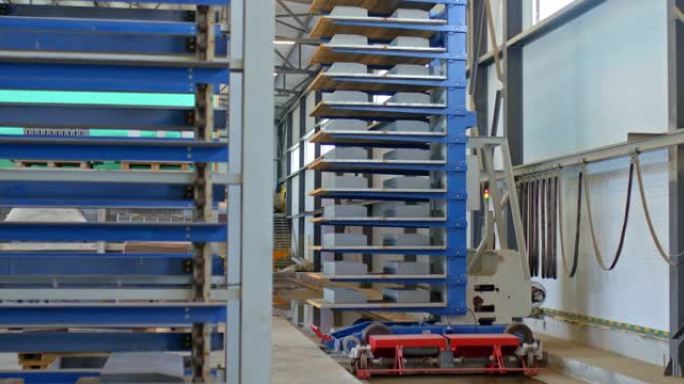现代自动化堆垛机将混凝土零件运送到仓库货架。厂区仓库物流，现代化生产，装车。4k，普洛雷斯
