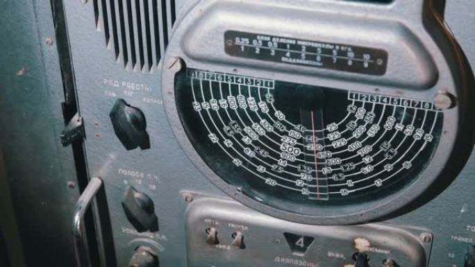 带复古表盘频率刻度的调谐铁古董接收器，大型战时收音机