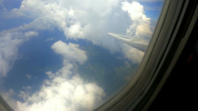 美丽蓬松的云-透过飞机窗户看