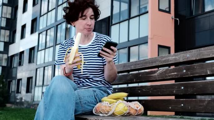 女人坐在长凳上，用可重复使用的棉布袋吃水果