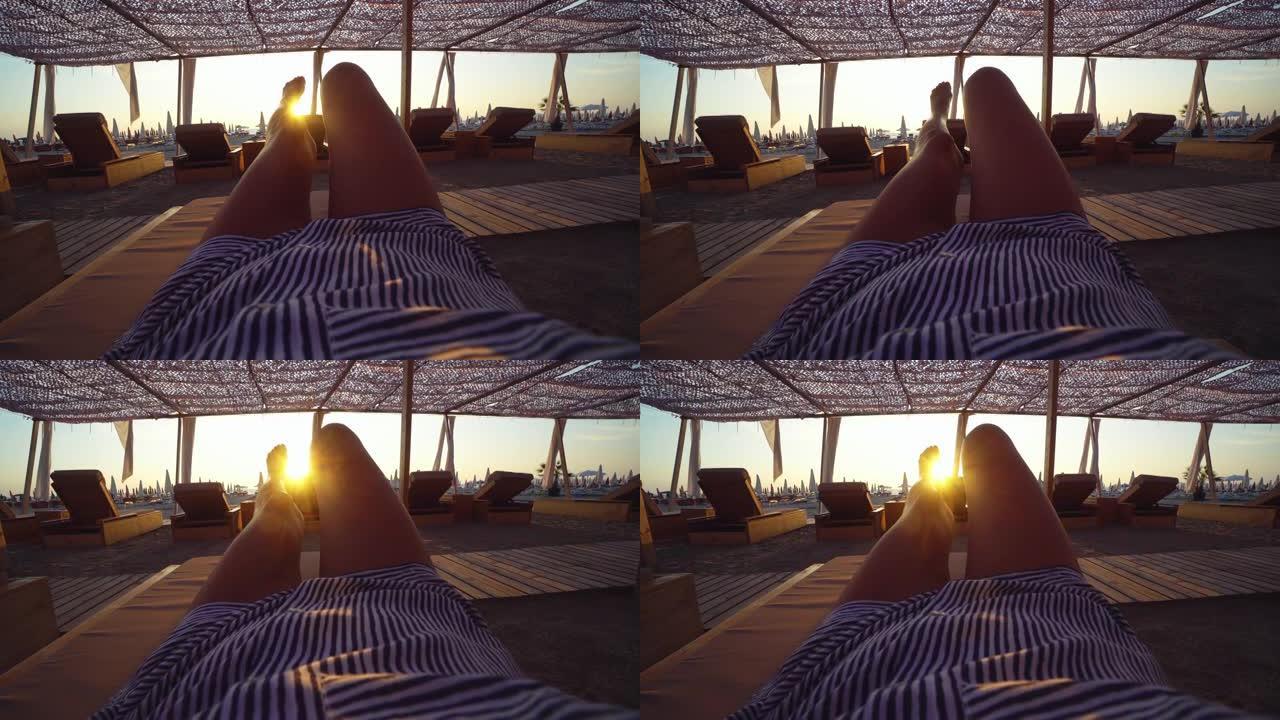 女人喜欢日落时躺在沙滩上，有床。海边微风中布艺白色窗帘遮篷