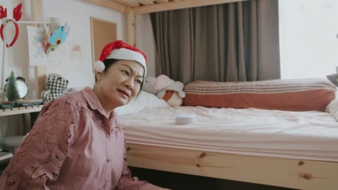 泰国祖母在儿童卧室里听人工智能扬声器朋友说话-股票视频