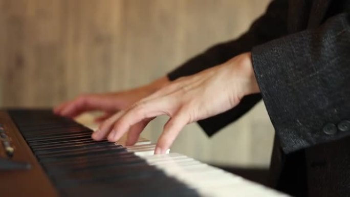 男性演奏钢琴的特写镜头