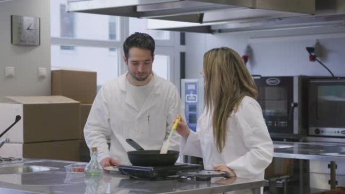 生物技术科学家在实验室厨房烹饪和测试养殖肉制品