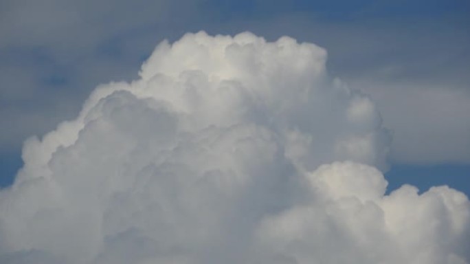 4k白色高积云全景烟雾在多云的天空中飞行。积雨云移动