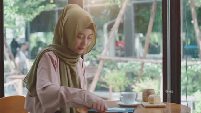 咖啡馆里的年轻亚洲穆斯林妇女