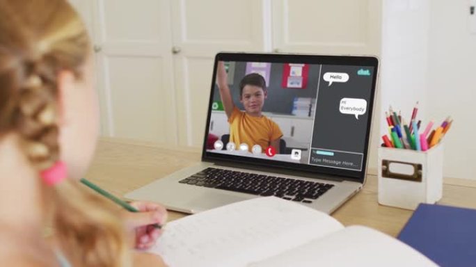 女学生在家中使用笔记本电脑进行在线课程，男孩举手并在屏幕上进行网络聊天