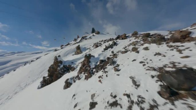 风景如画的滑雪场山景，高山下坡雪峰和索道