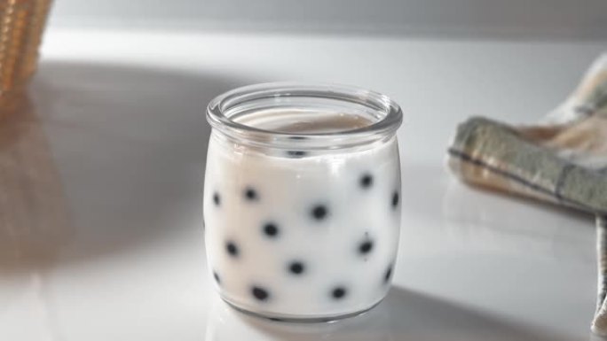 牛奶天然酸奶和新鲜浆果在早上在玻璃罐中准备