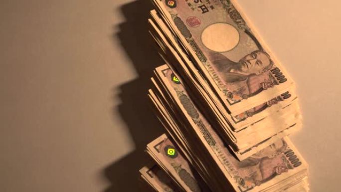 钱正在扔到桌子上。100万日元