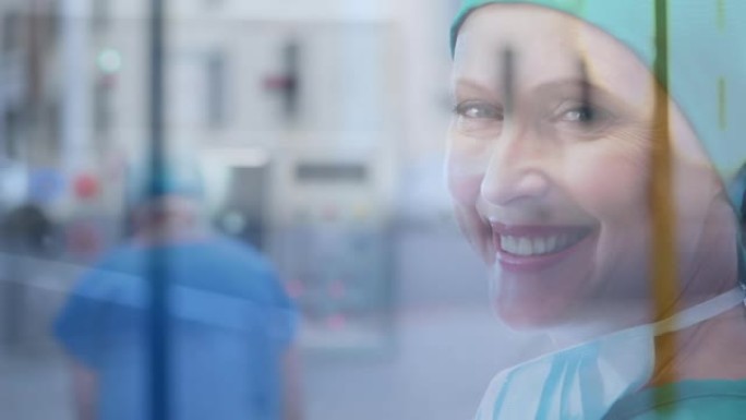 高加索女外科医生的肖像在医院微笑，反对医院的城市交通
