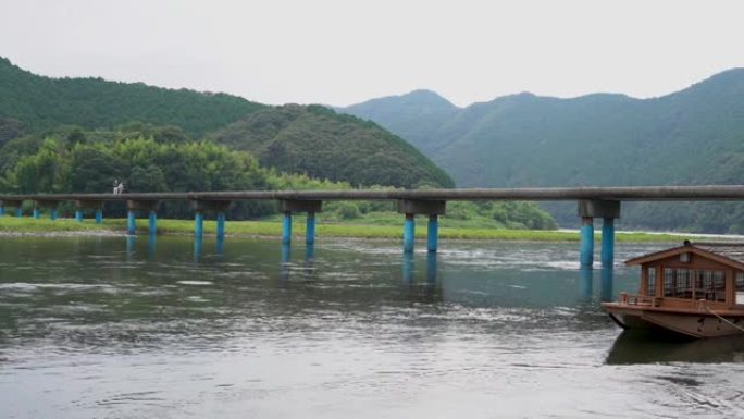 高知县四万托河上的沉陷桥和船屋