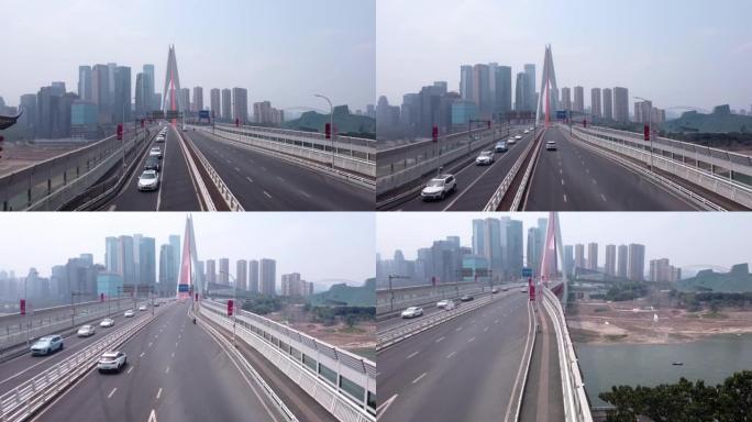走过重庆千四门大桥。