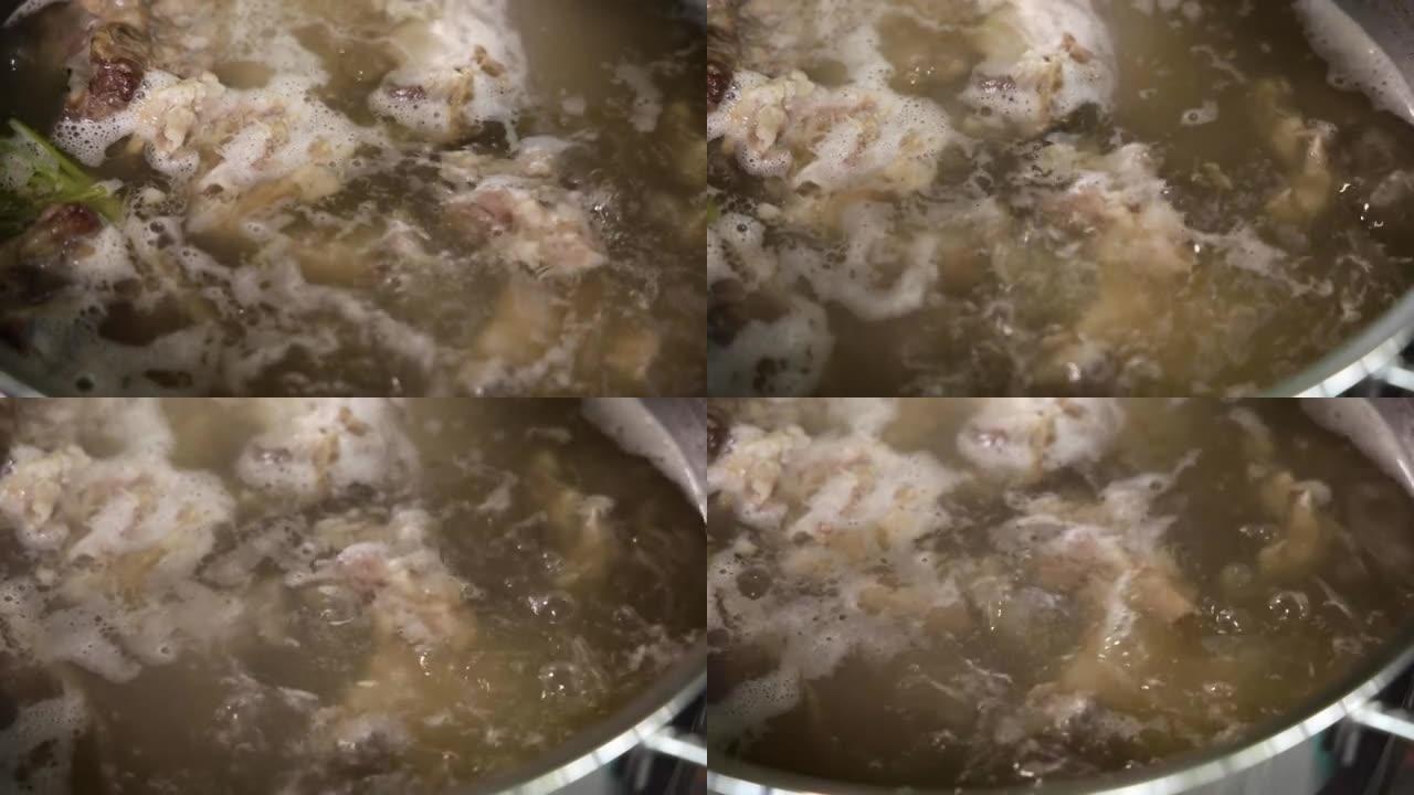 制作猪肋骨汤，在汤里煮猪肋排特写