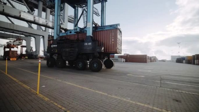 港口用大型起重机移动的集装箱的风景镜头