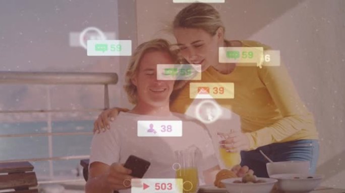 使用智能手机在微笑夫妇的横幅上播放社交媒体图标的动画