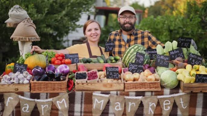 年轻夫妇从农场出售当地蔬菜和水果